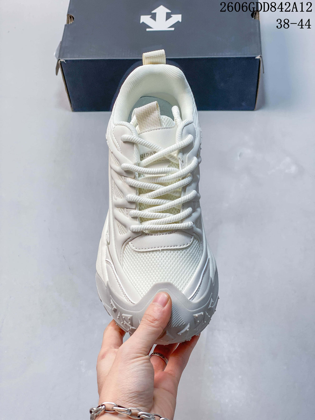 Front view of the white lace-up DESCENTE sneaker; the image displays size range 38–44.