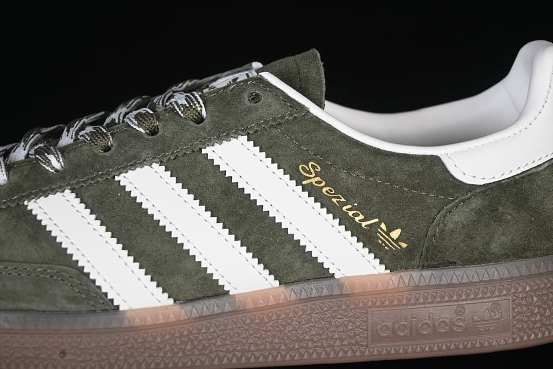 Close-up of white stripes, Spezial side lettering, and textured gum sole