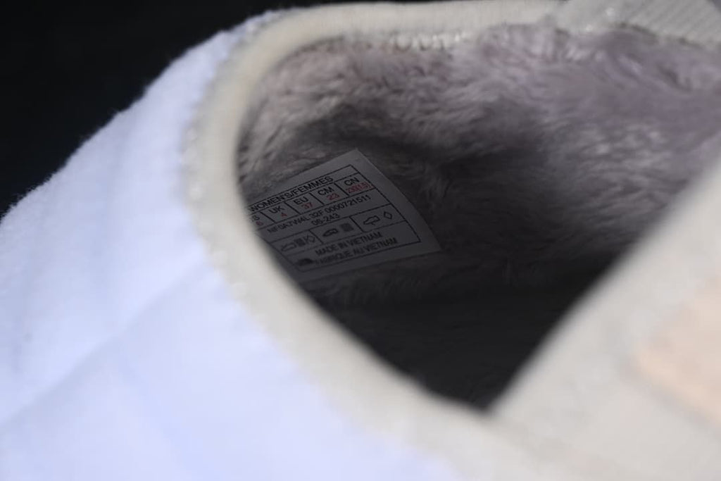Interior size label inside the mule