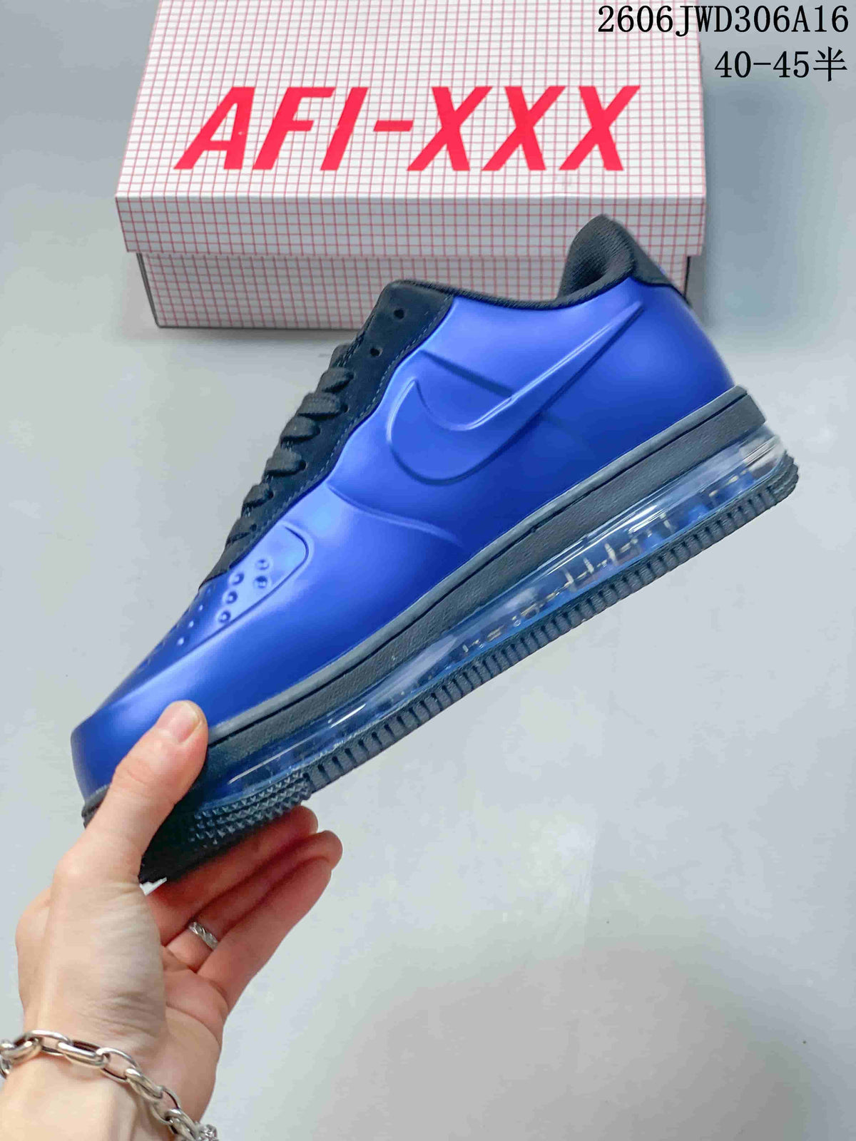 Side view of the blue low-top sneaker with a Swoosh detail and transparent section in the sole; image overlay lists sizes 40–45.5.