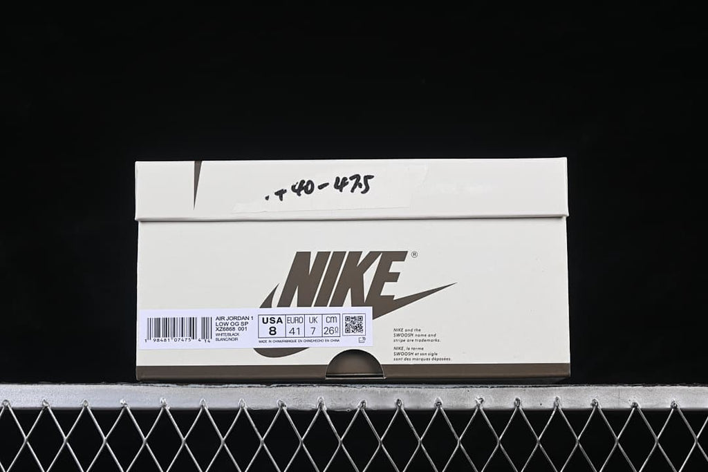 Sneaker box label showing product code and sample size information.