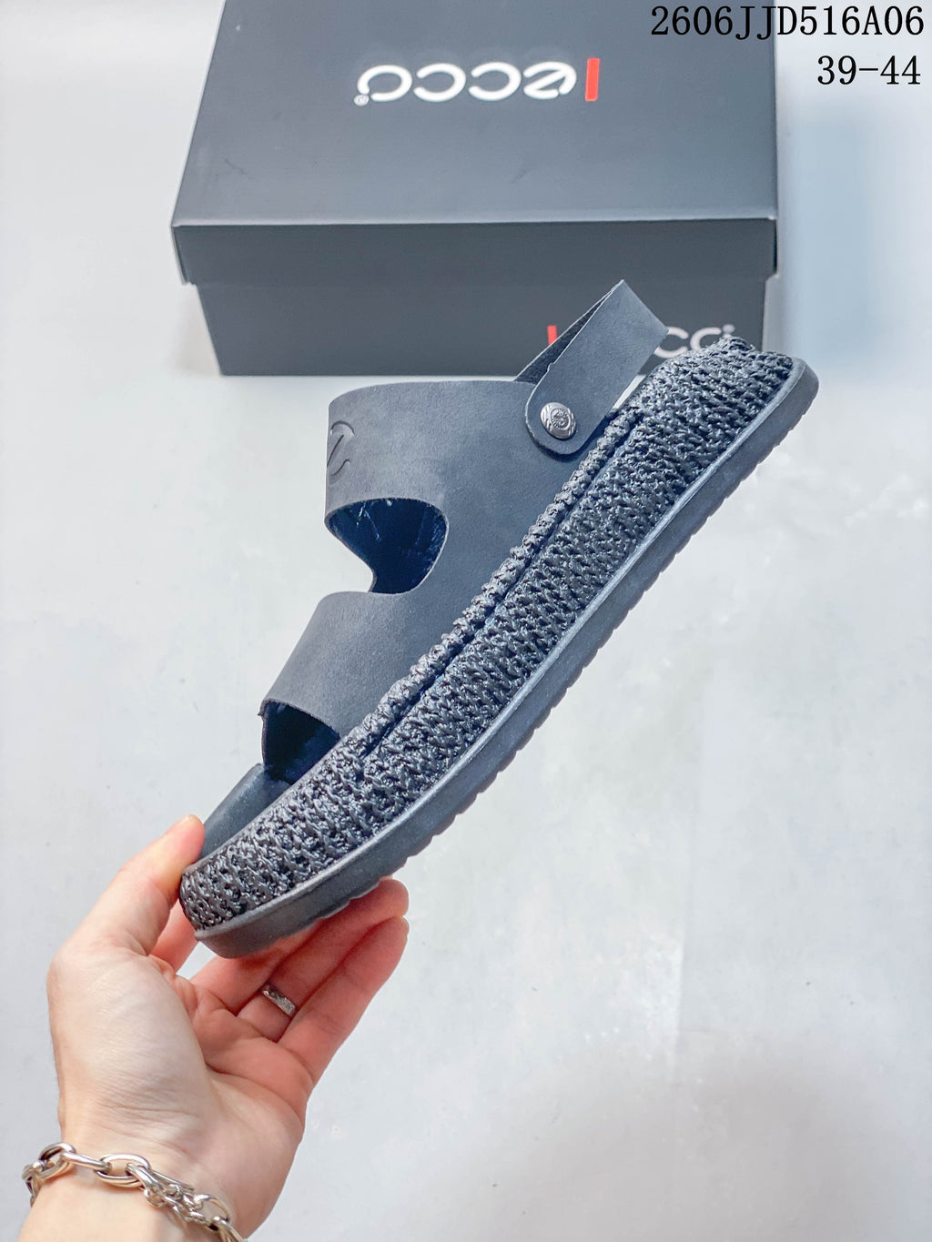 Side profile of a gray sandal showing its layered textured sole and adjustable strap; the image shows size range 39–44.