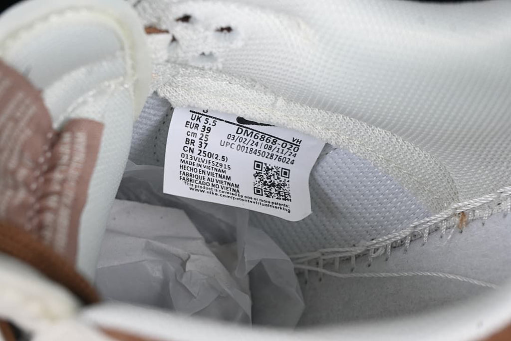 Inside size label showing UK 5.5, EU 39, CM 25, and style code DM6868-020