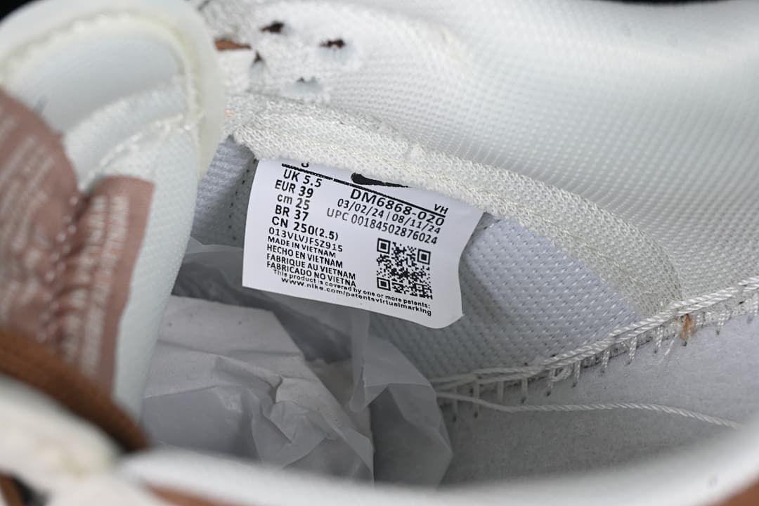 Inside size label showing UK 5.5, EU 39, CM 25, and style code DM6868-020