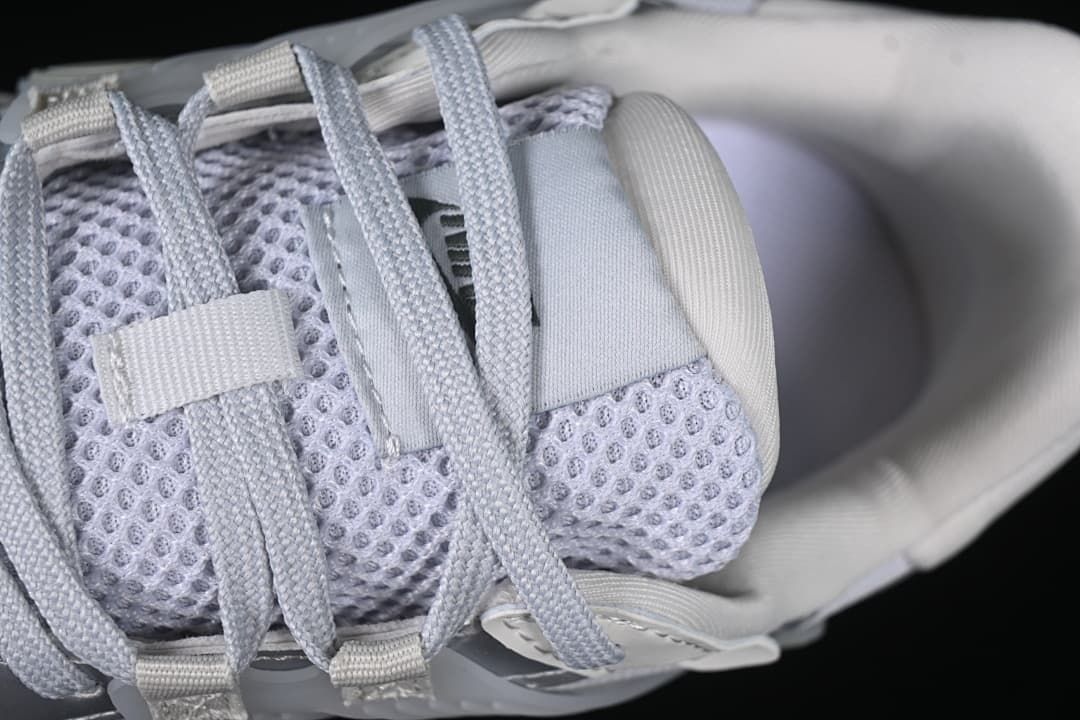 Close-up of the mesh tongue and lace area