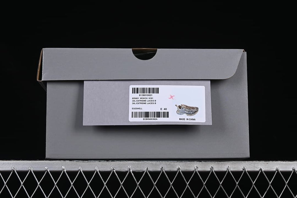 Shoebox label identifies a 3XL sneaker and shows size EU 40