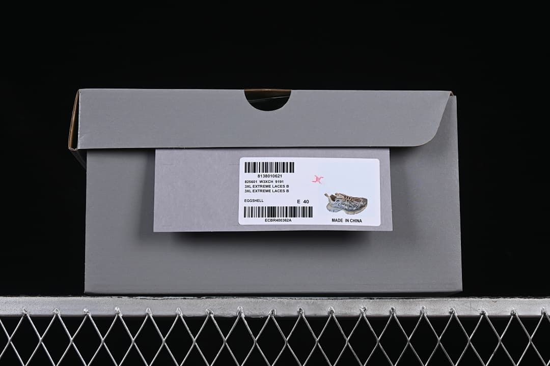 Shoebox label identifies a 3XL sneaker and shows size EU 40