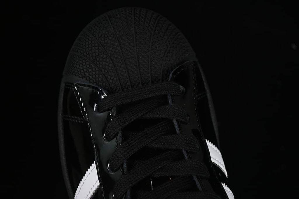 Top-down close-up of the shell-shaped toe and laces