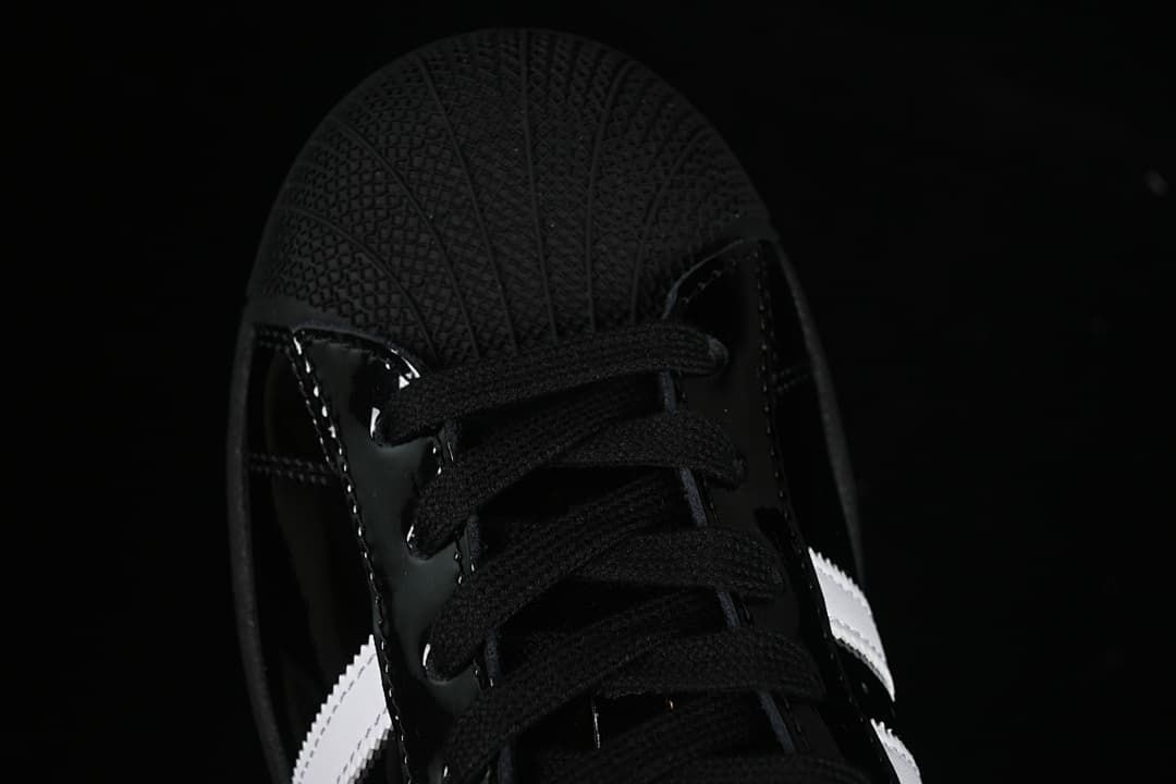 Top-down close-up of the shell-shaped toe and laces