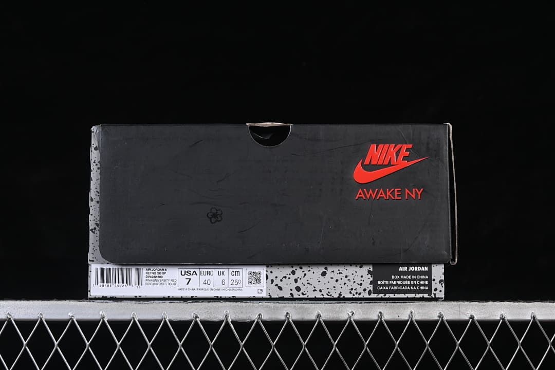 Sneaker box with Nike and Awake NY branding and a size label showing EU 40.