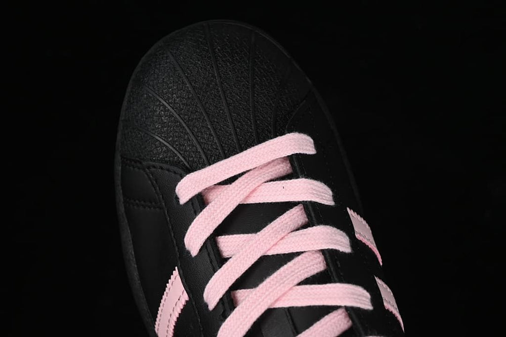 Top view of the textured shell toe and pink laces