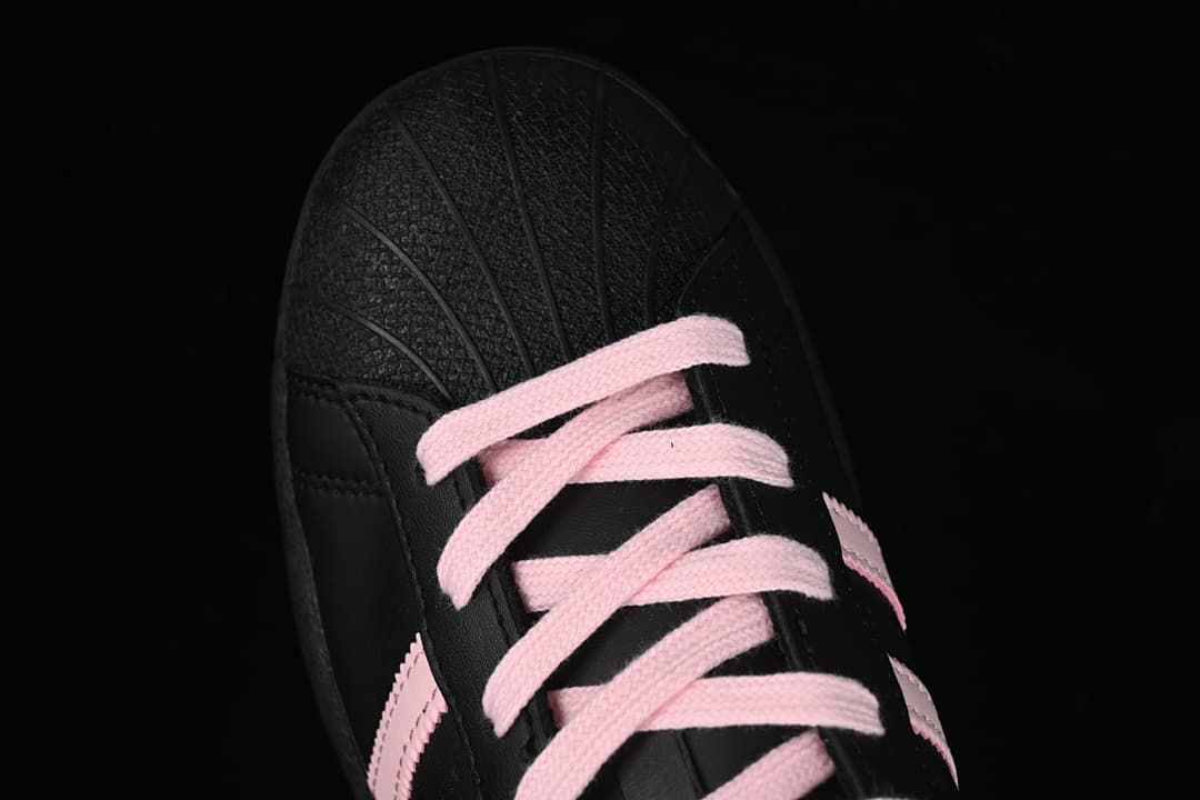 Top view of the textured shell toe and pink laces