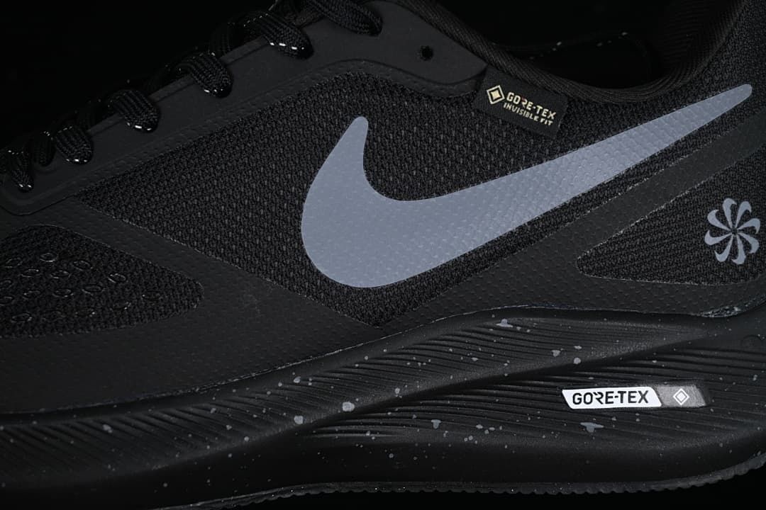 Close-up of the side Swoosh, GORE-TEX details and speckled midsole.