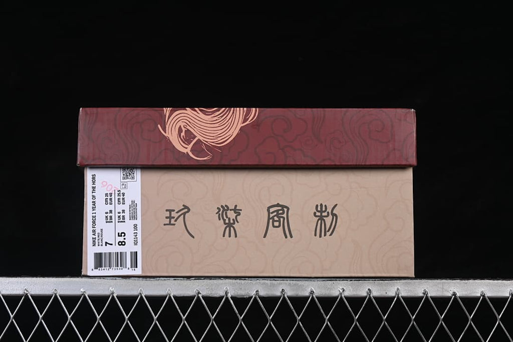 Sneaker box with visible label indicating EU 40 and US 7.
