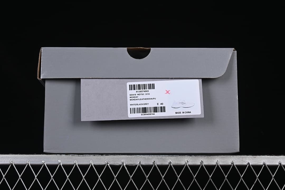 Shoe box label identifying the Monday model and EU size 40