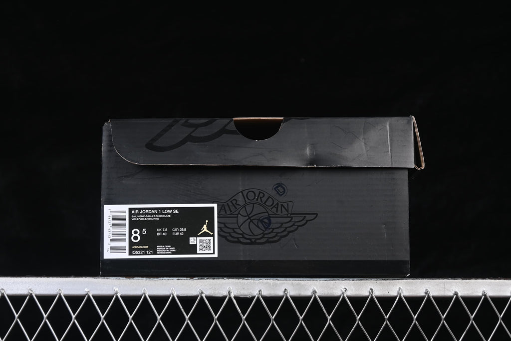 Air Jordan 1 Low SE box label showing style code IQ5321-121 and sample size EU 42.