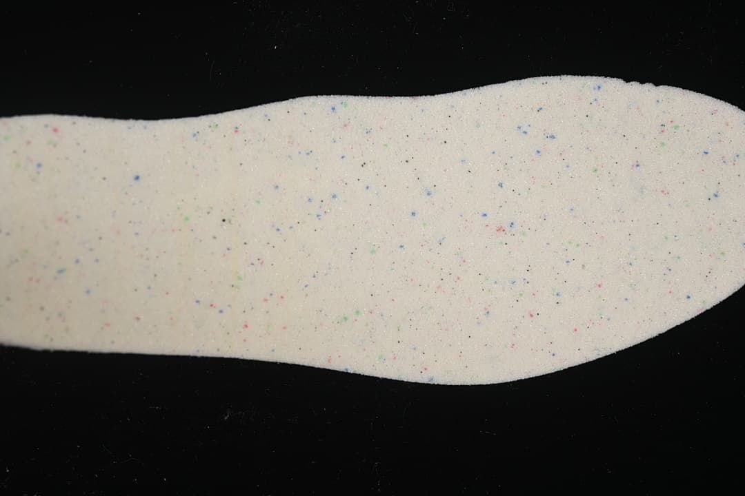 Close-up of the cream-colored speckled insole