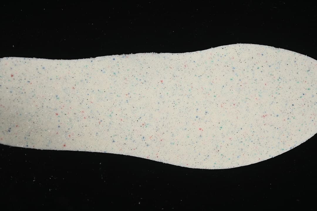 Light-colored insole with small multicolor speckles
