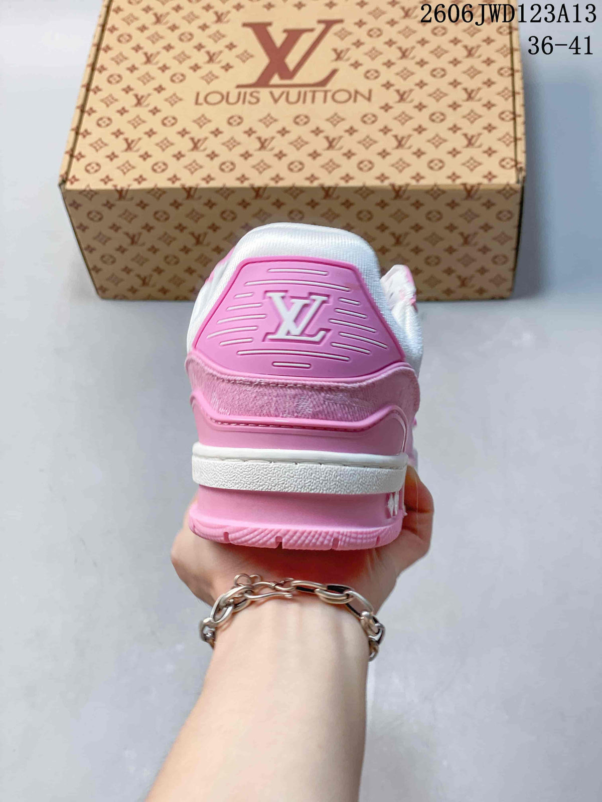 Rear view of the pink sneaker showing the heel panel and logo details; image text shows code 2606JWD123A13 and sizes 36–41.