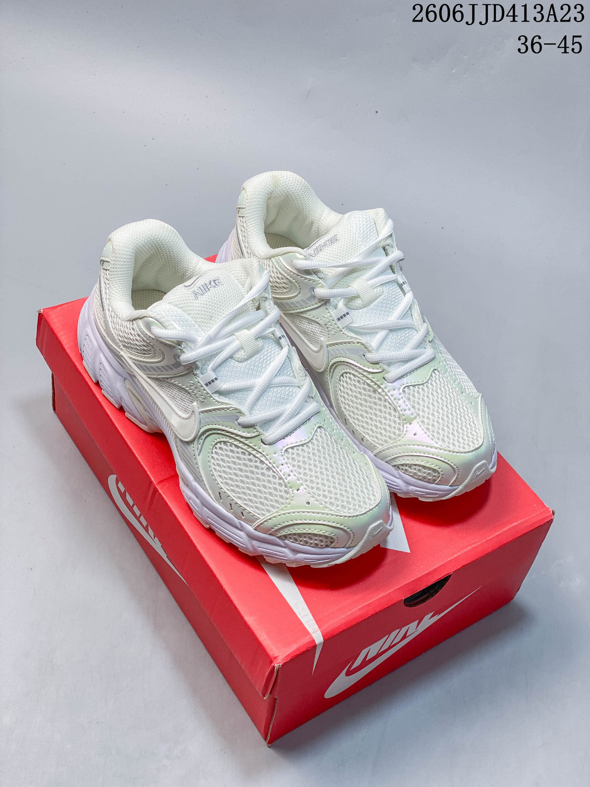 Pair of light-colored Nike Air Zoom Winflo 12 running shoes on a red Nike shoebox; image text shows 36–45.