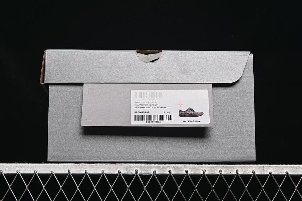 Sneaker box label identifying a Hamptons sneaker and showing E 40