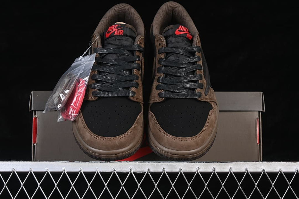 Front view of the pair with black laces and an extra red lace set