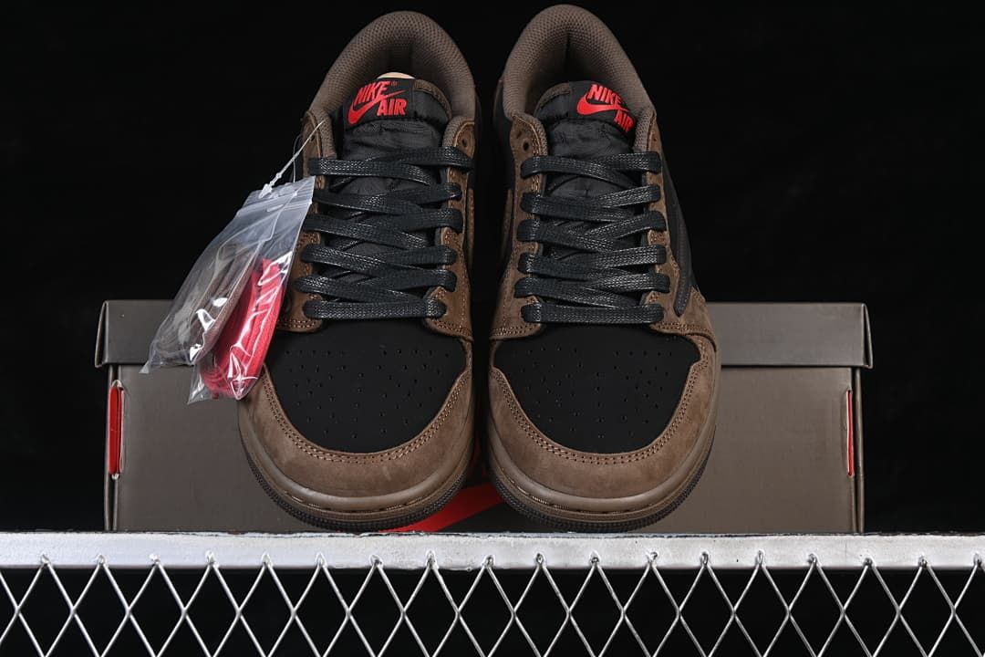 Front view of the pair with black laces and an extra red lace set