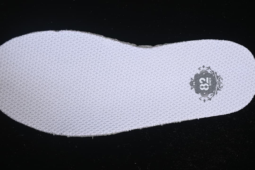Textured shoe insole with a size marking