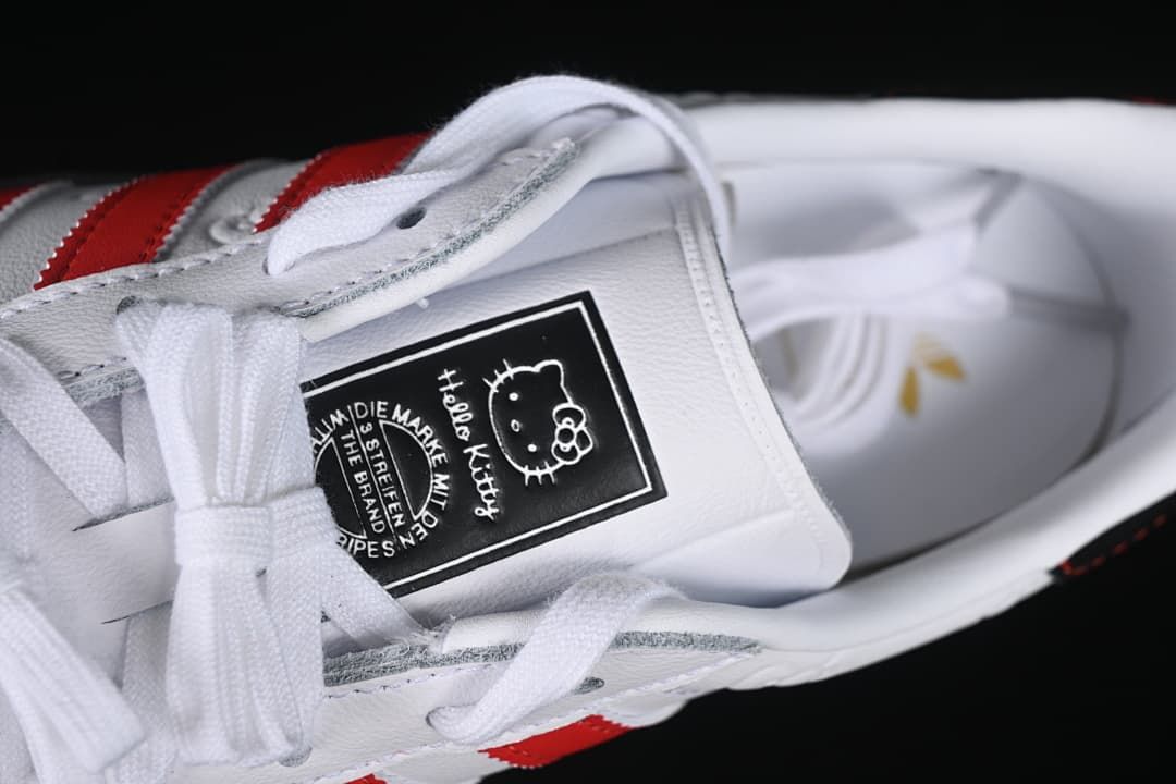 Close-up of the tongue label with Hello Kitty artwork and white laces.