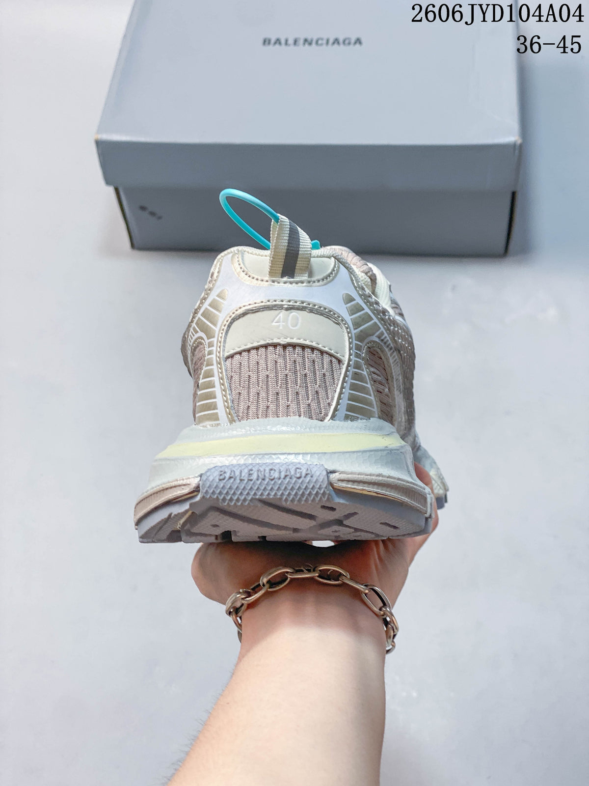 Rear view showing the sneaker heel and a visible size 40 marking