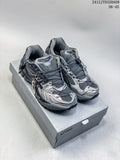 Pair of silver and dark gray ASICS GEL-KAYANO 14 sneakers on a shoe box; image overlay reads 2412JYD320A09 and 36–45.