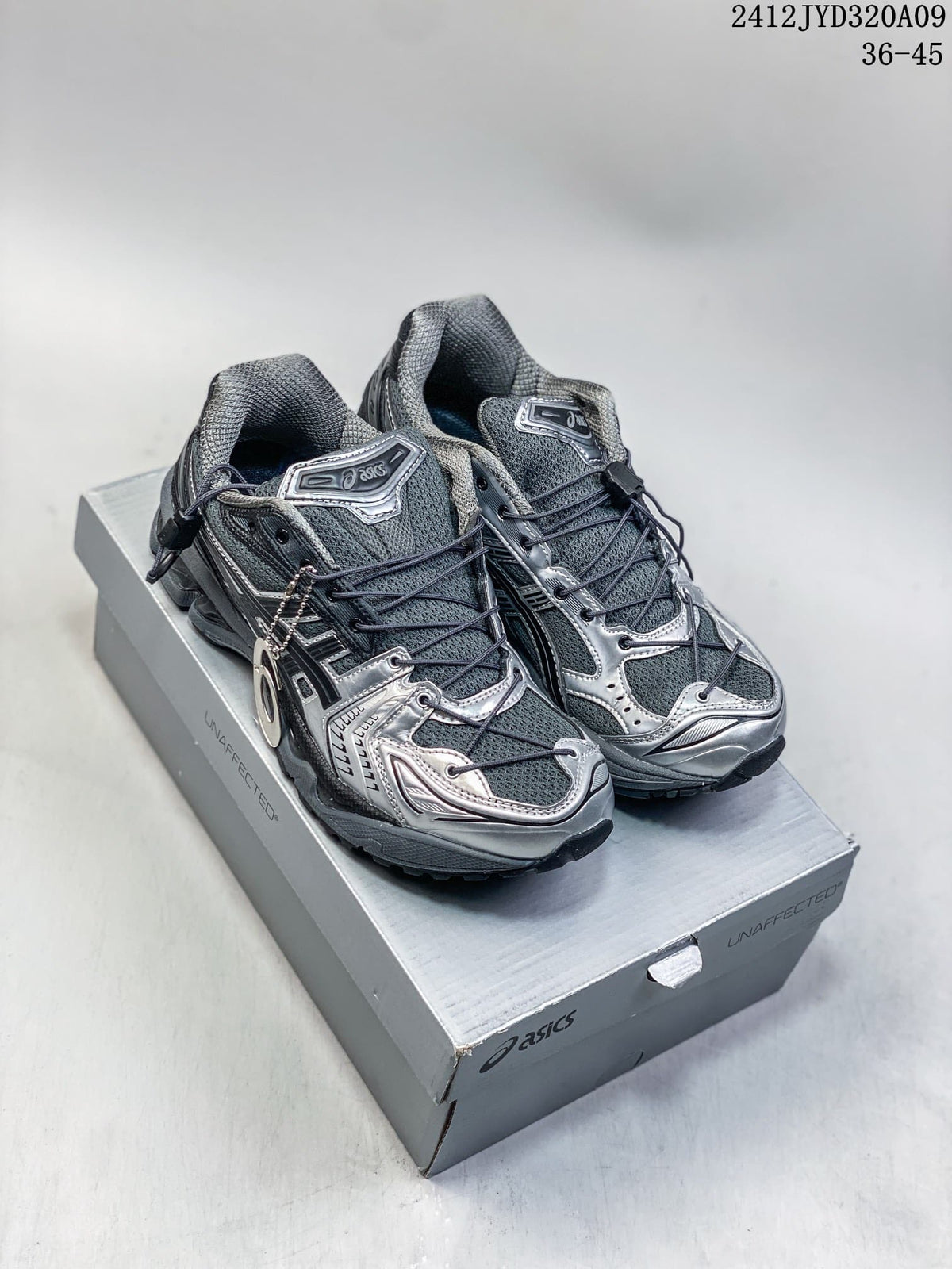 Pair of silver and dark gray ASICS GEL-KAYANO 14 sneakers on a shoe box; image overlay reads 2412JYD320A09 and 36–45.