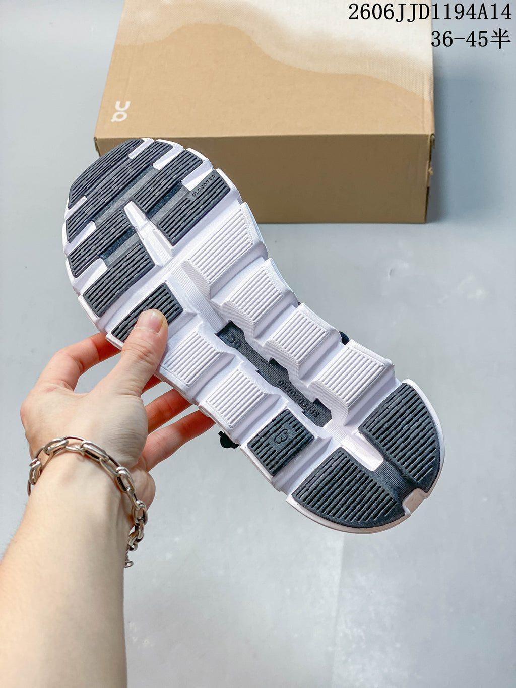 Underside of the Cloud 6 Versa shoe showing its segmented white outsole and dark tread areas