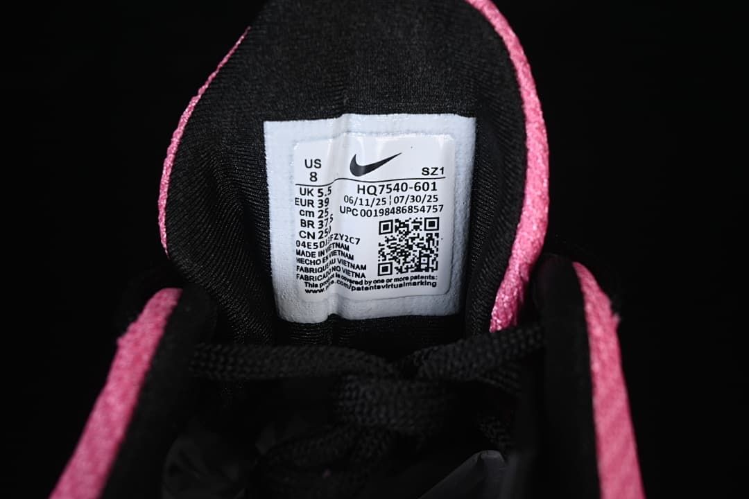 Tongue label showing style code HQ7540-601 and sample size details