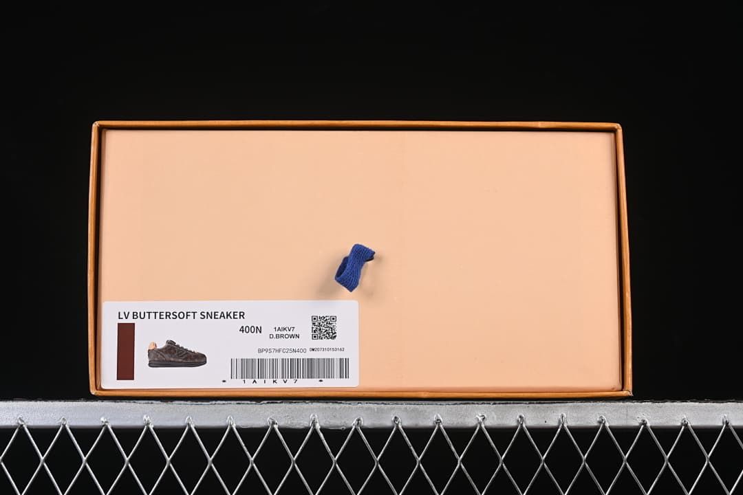 Shoebox label identifying an LV Buttersoft sneaker in D.Brown, style code 1AIKV7.
