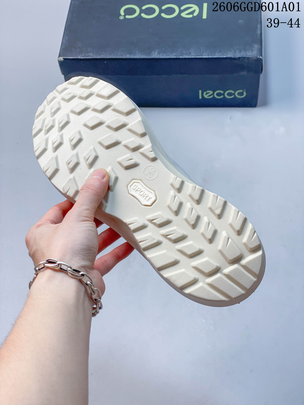 Close-up of the cream-colored sneaker outsole showing raised tread; image overlay lists sizes 39–44.