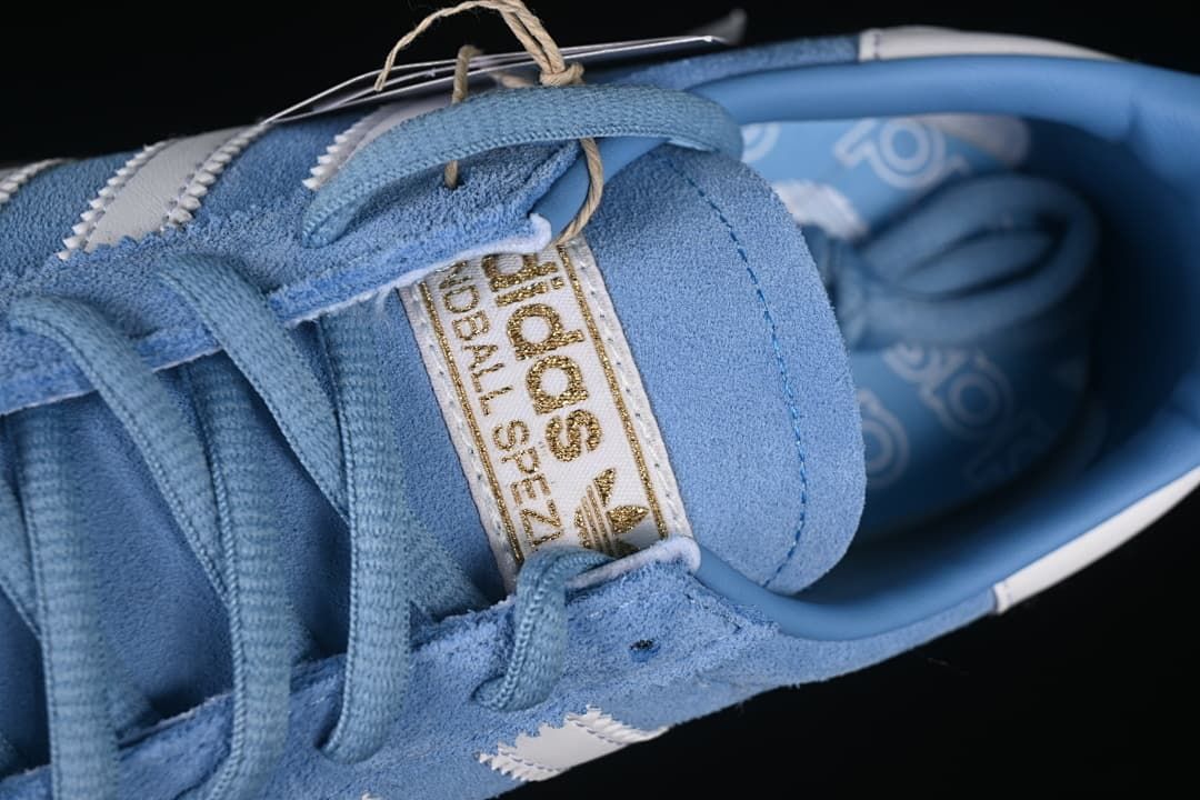 Top detail of the laces, tongue label and branded insole