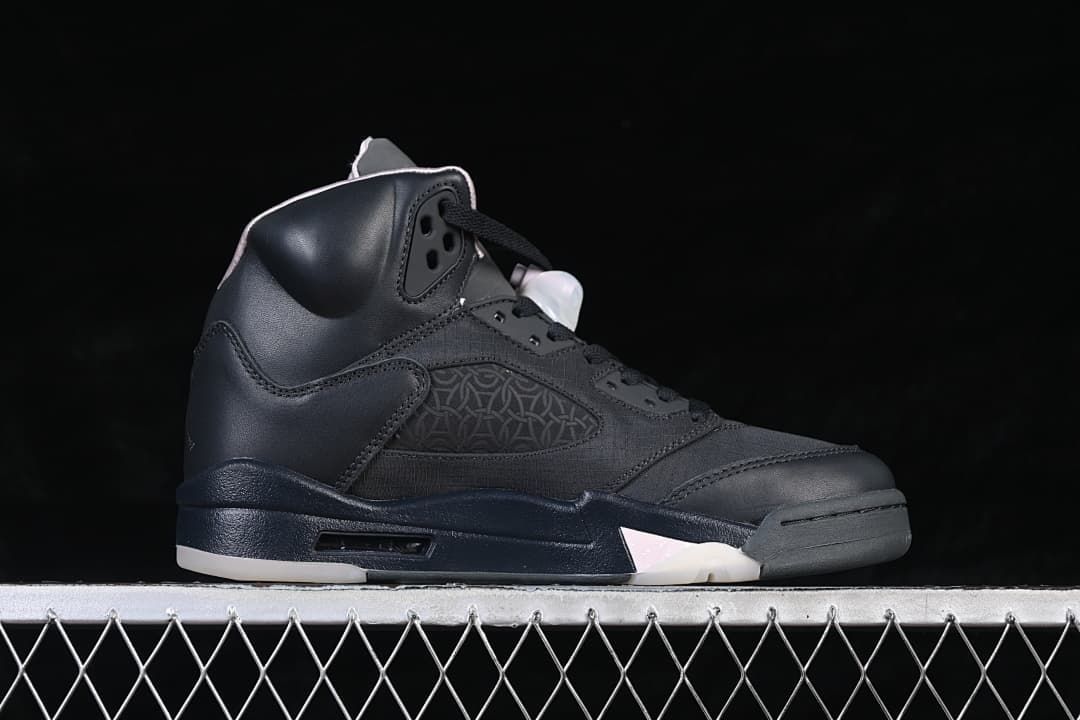 Side profile highlighting the patterned panel and pale midsole accent