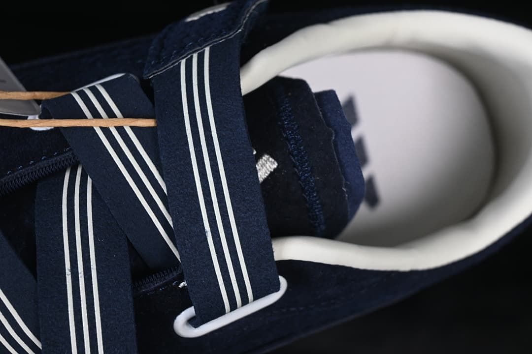 Detail of the striped straps and white collar lining.