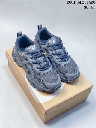 Pair of dark blue-gray ASICS GEL-NYC RGD sneakers displayed on a product box; image text shows code 2601JGD291A26 and sizes 36–47.