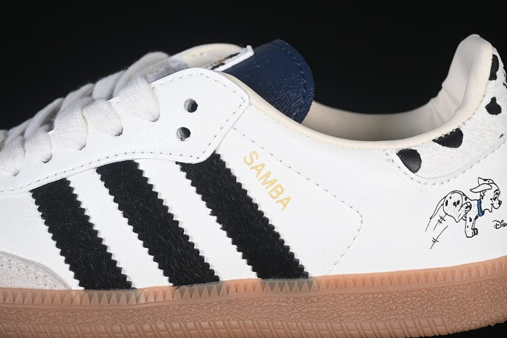Close-up of black side stripes, gold Samba lettering, and character artwork.
