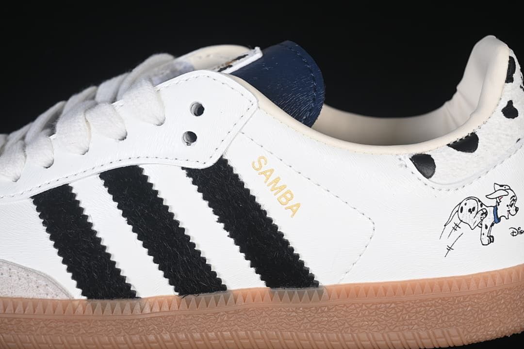 Close-up of black side stripes, gold Samba lettering, and character artwork.