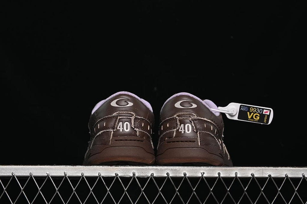 Rear view of the pair showing heel details and size 40 markings