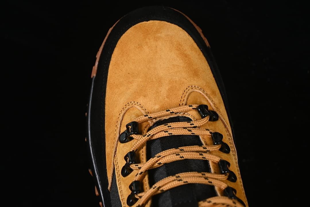 Top view of the boot toe and lace fastening