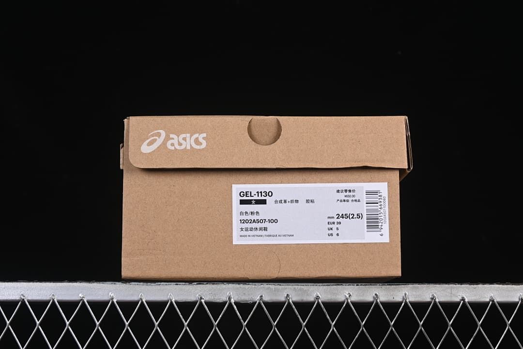 Shoebox label identifying GEL-1130, style 1202A507-100, and sample size EU 39.