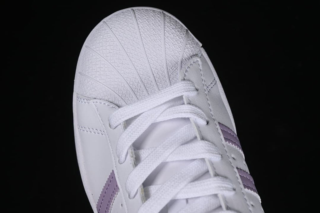 Close-up of the textured shell toe and white laces