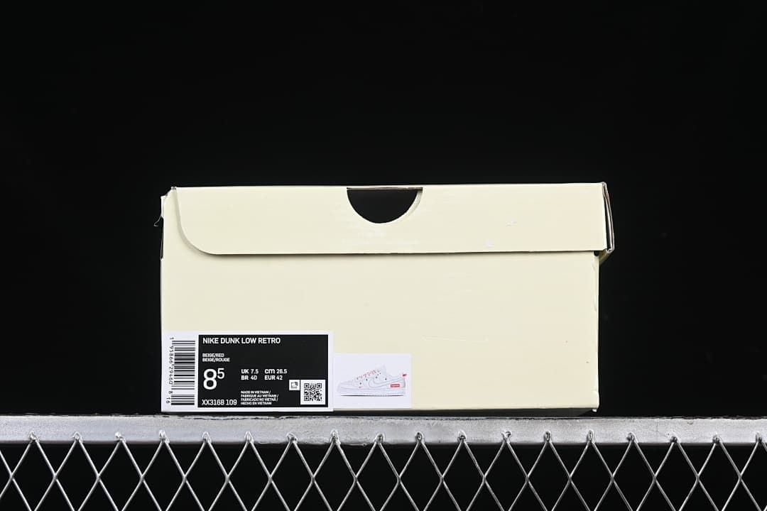 Shoebox label displaying Nike Dunk Low Retro and sample size 8.5