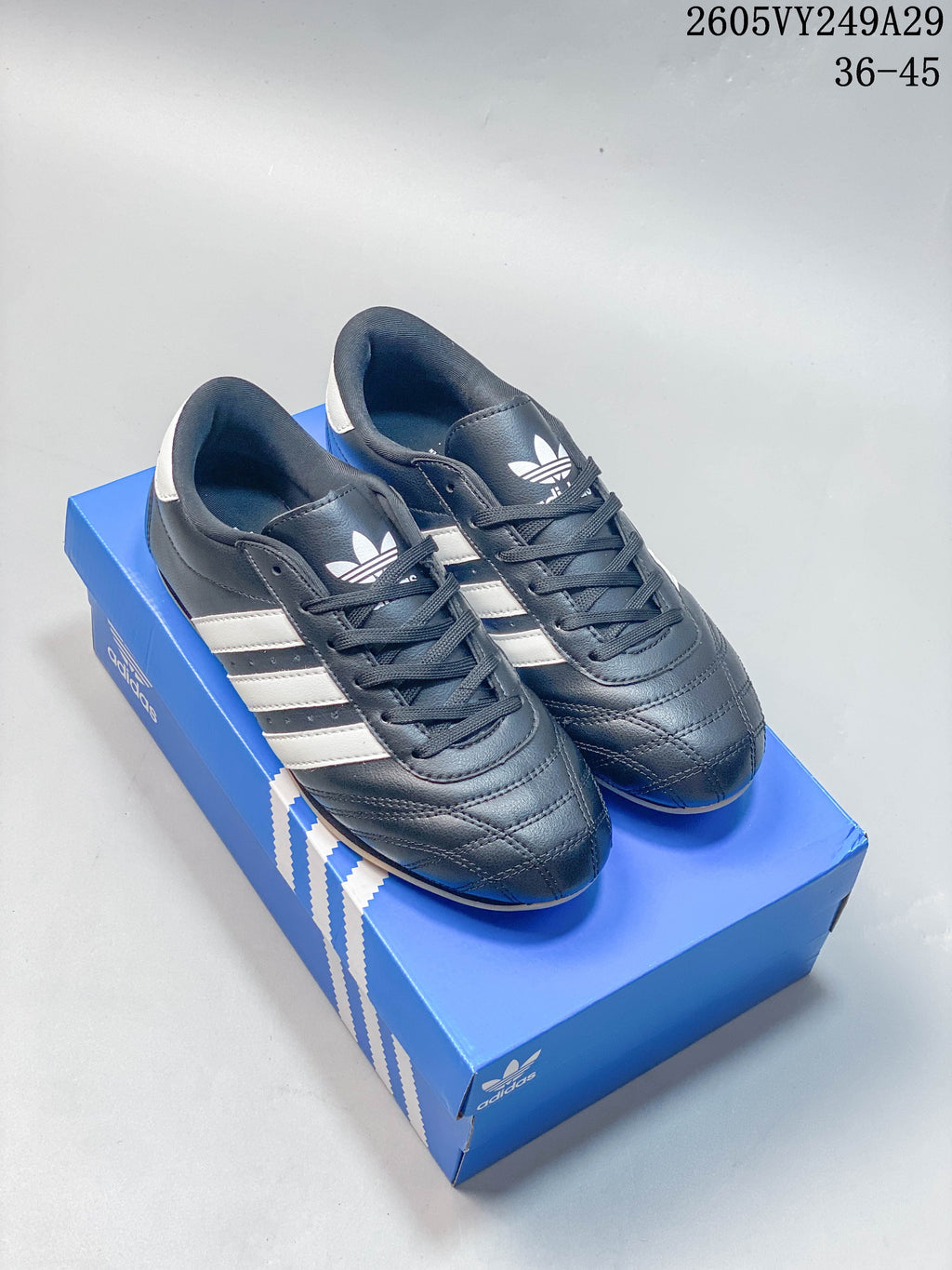 Black low-top lace-up shoe with white side stripes on a blue box; image overlay states sizes 36–45.