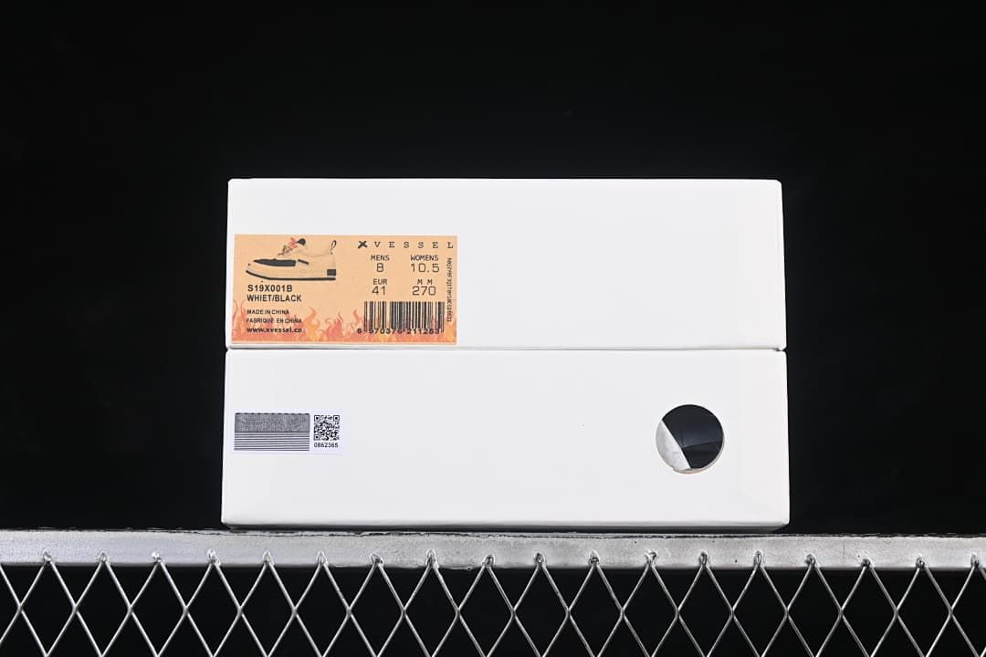 Sneaker box label showing the color and sample size EU 41