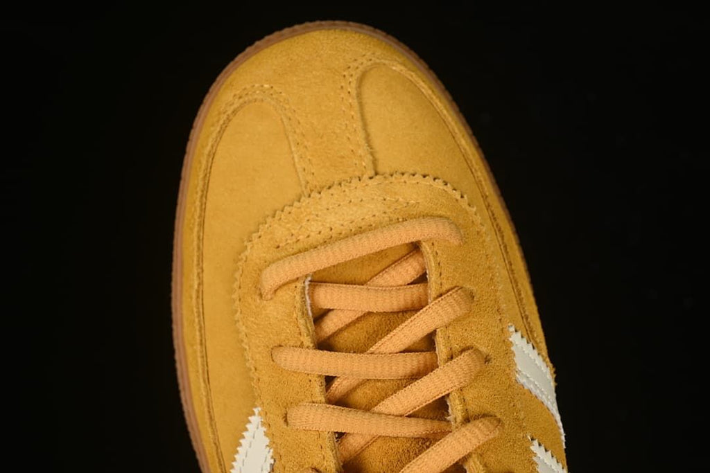 Top view of the yellow sneaker's toe and lacing